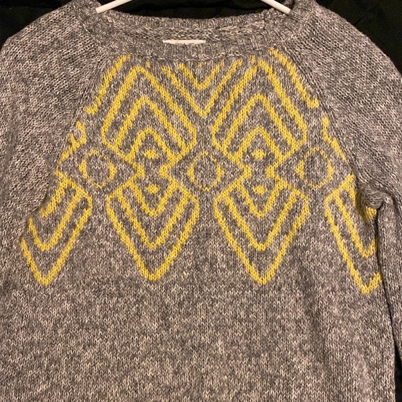 Gray and yellow sweater - Picture 3 of 5